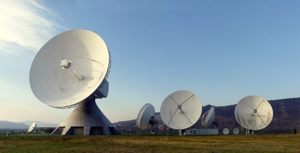 large radar receivers focussed on great reception